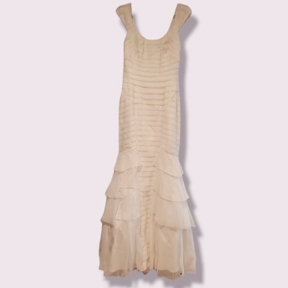 Flattering wedding gown by Theia - Picture 5 of 12